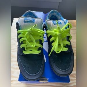 Men’s 6.5 Nike SB blue lobsters.